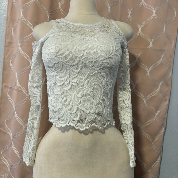 Elegant Lace Cold Shoulder Top - White, size S - Picture 1 of 3